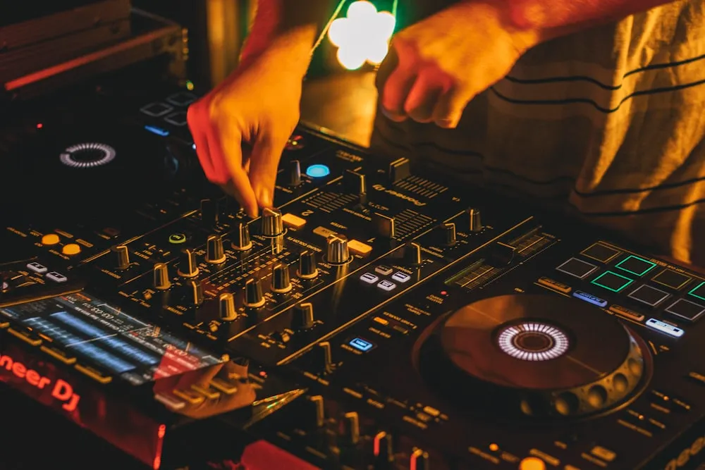 DJ mezclando en una discoteca